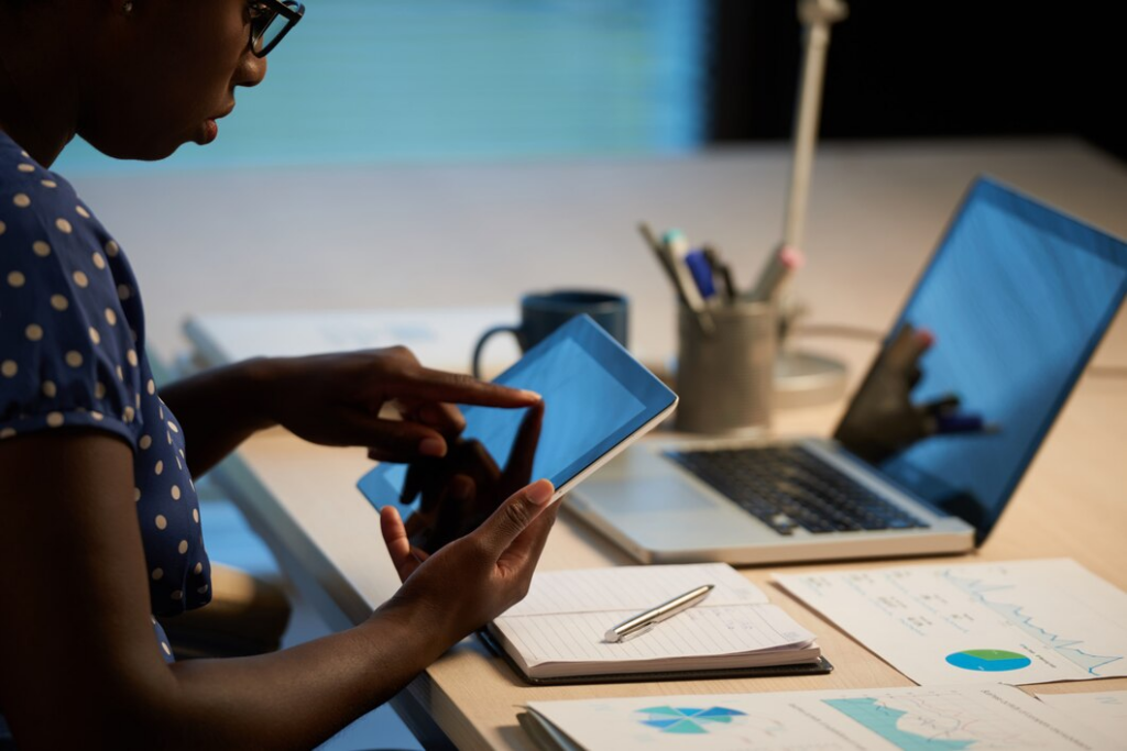 Na imagem, mulher fazendo marketing digital para pequenas empresas